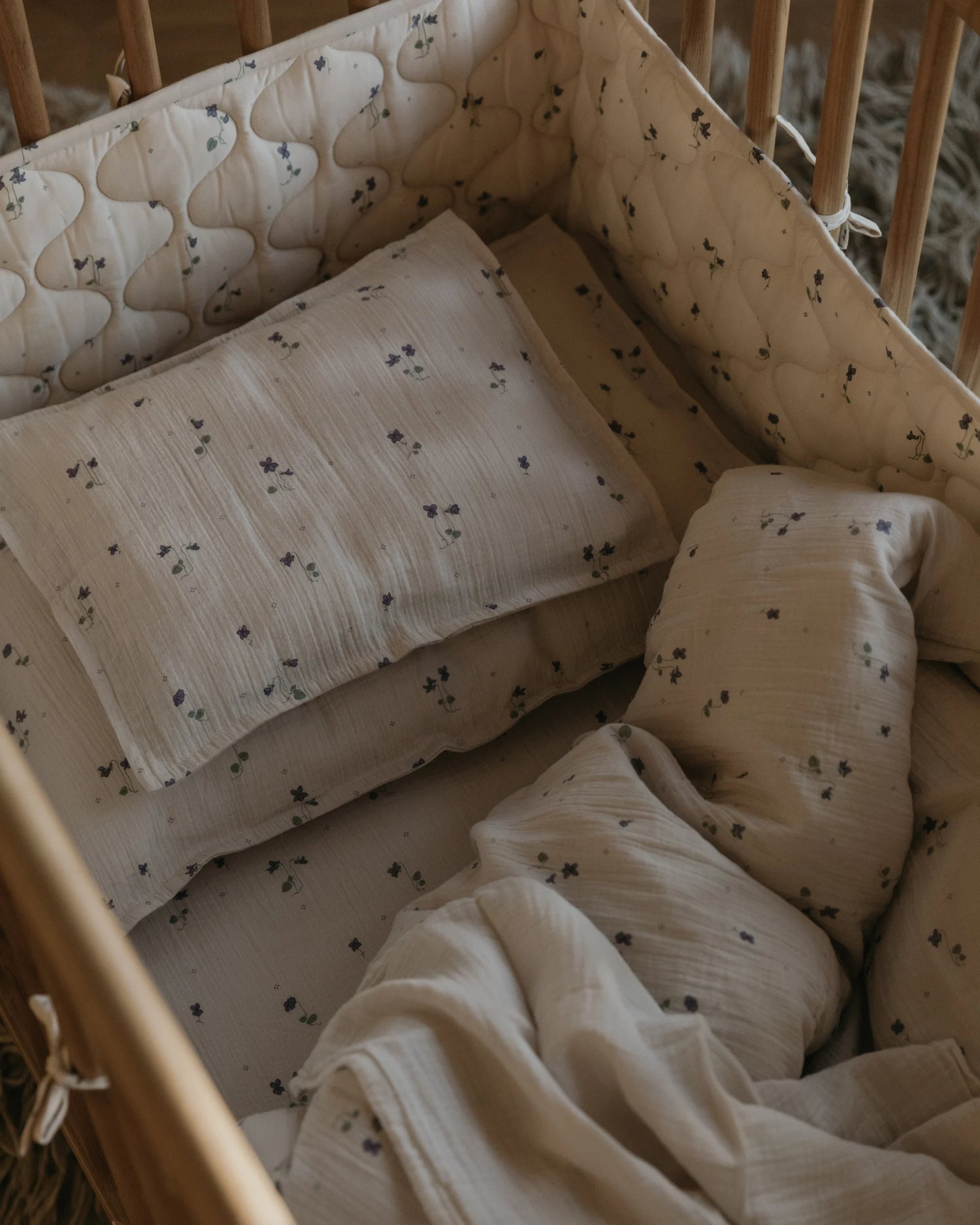 Satijnen Gewatteerde Wiegbumper – Viola