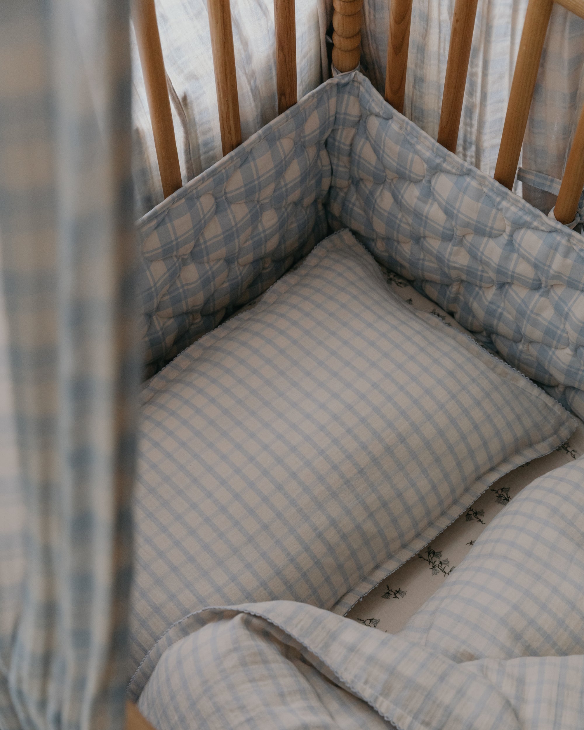 Satijnen Gewatteerde Wiegbumper Plaid Blue Sky