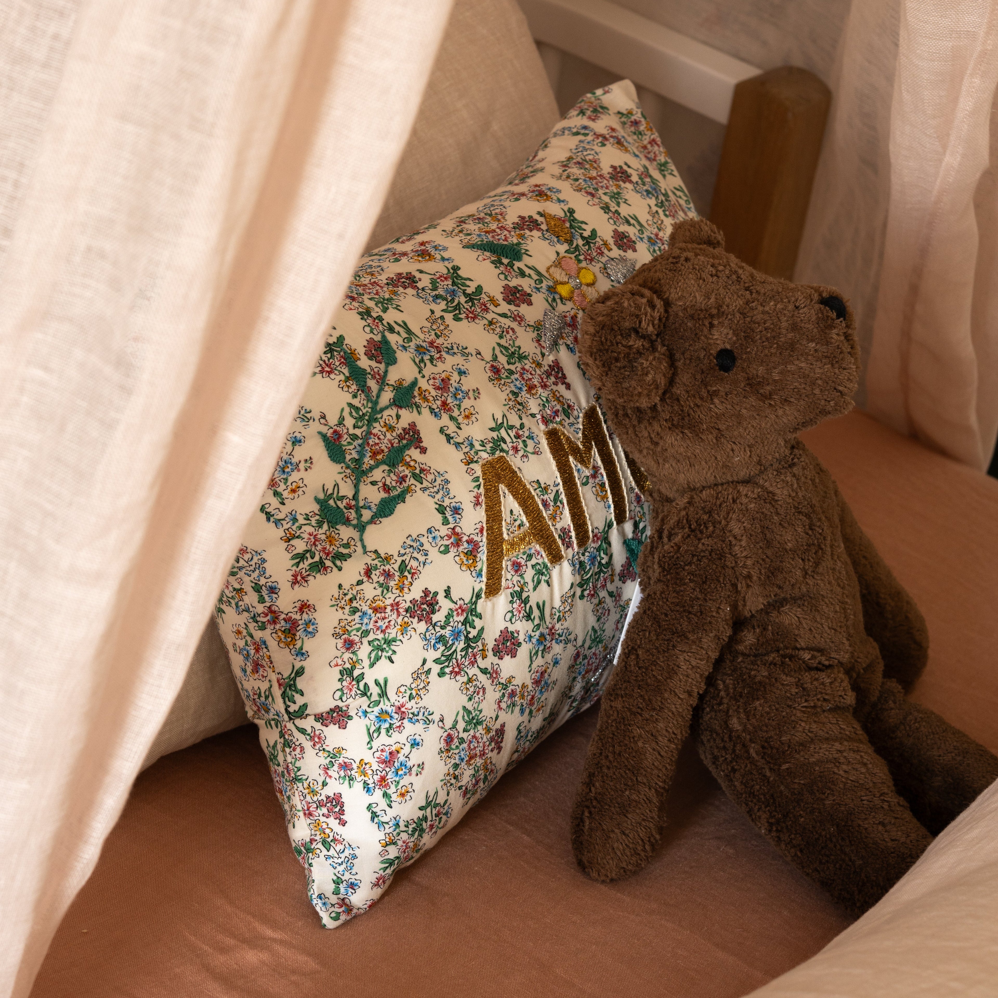 Amour Cushion White Flowers