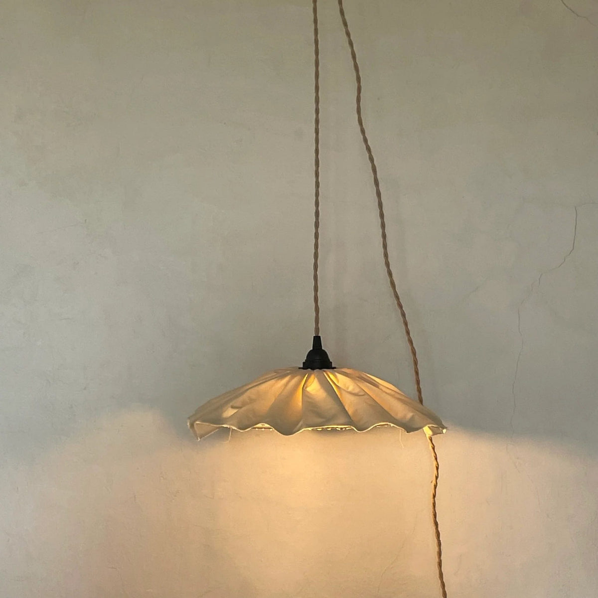 Poppy Pendant Lamp - Blanco lifestyle shot by Chamusquina