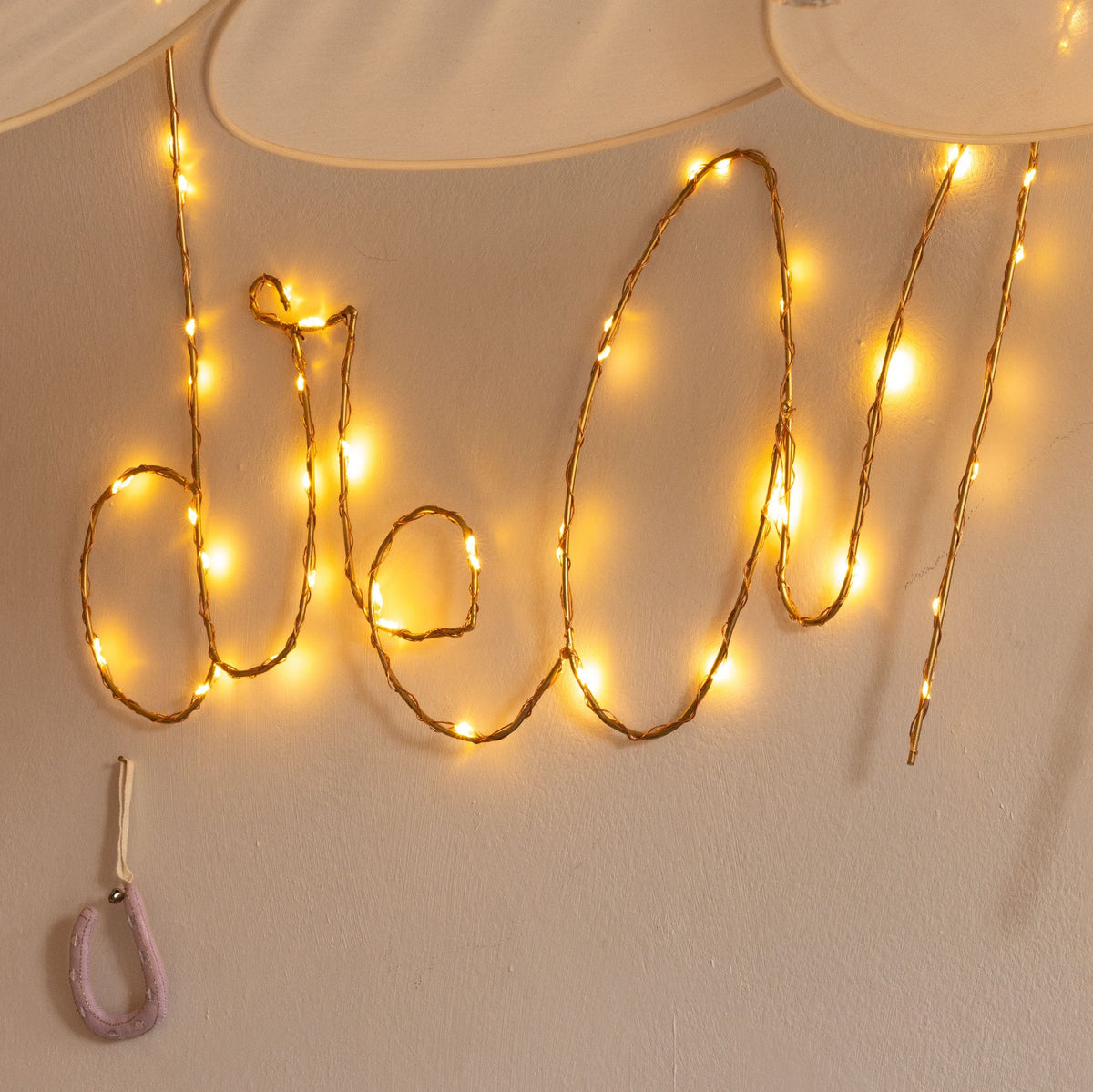 Handgemaakte gouden wandlamp met het woord &