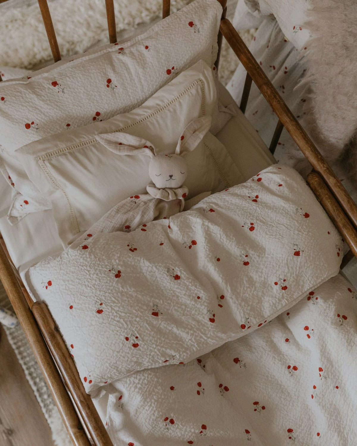 Garbo & Friends Bed Set Junior Seersucker Poppy – styled on the bed