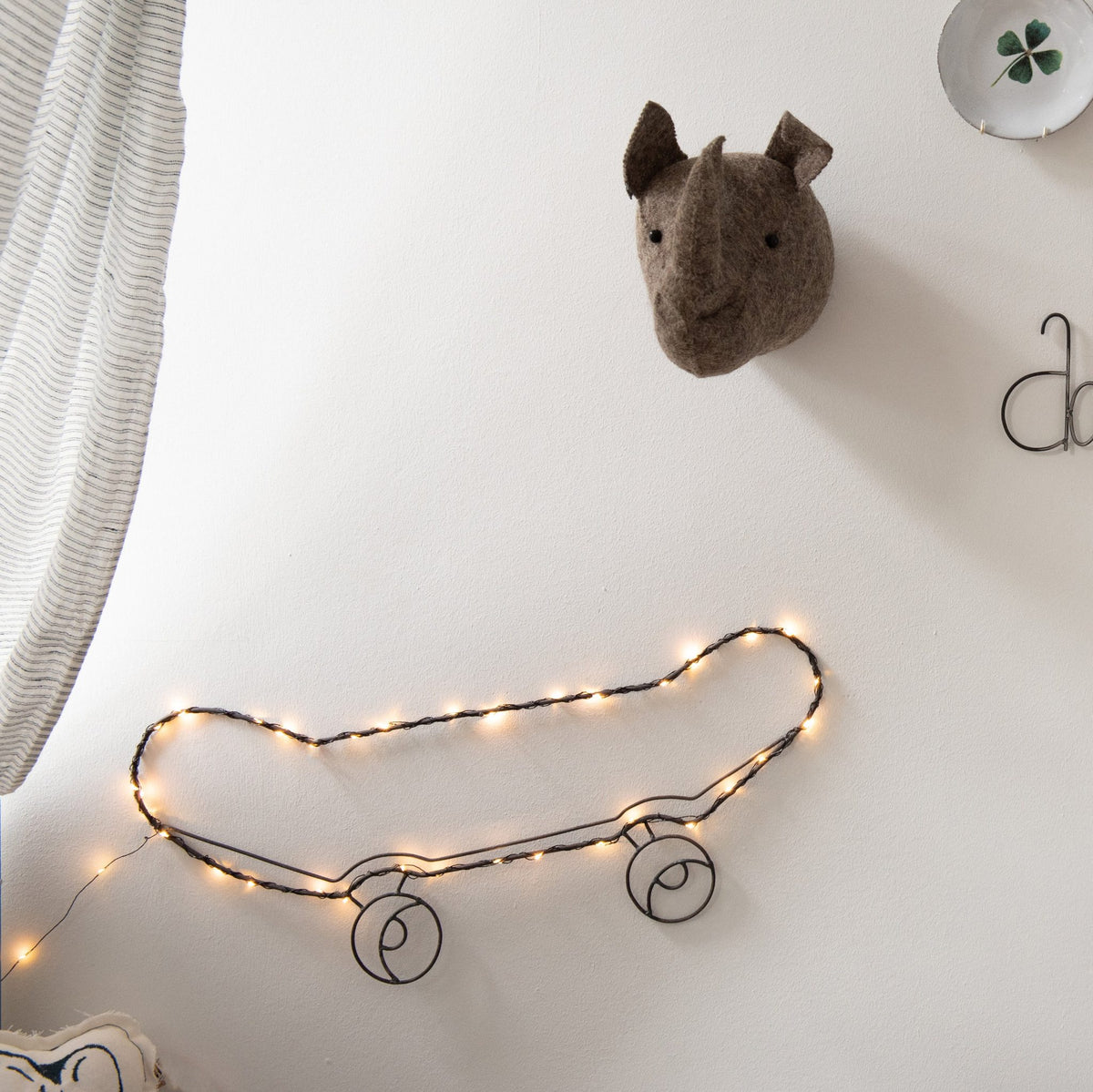 Handgemaakte wandlamp in de vorm van een skateboard, met koperkleurige LED-verlichting, Zoé Rumeau — sfeervol nachtlampje voor de kinderkamer.