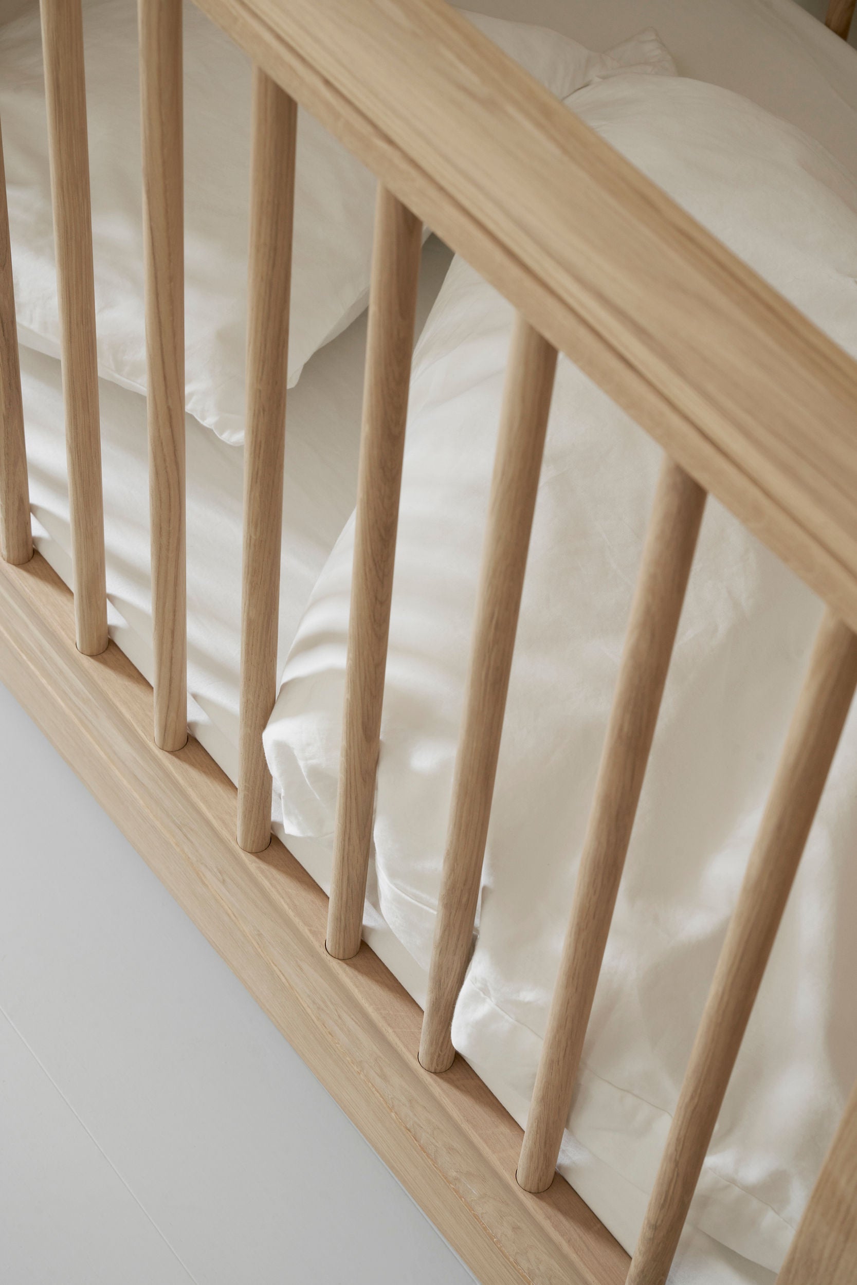 Wood Mini+ Cot Bed Incl. Junior Kit I Oak