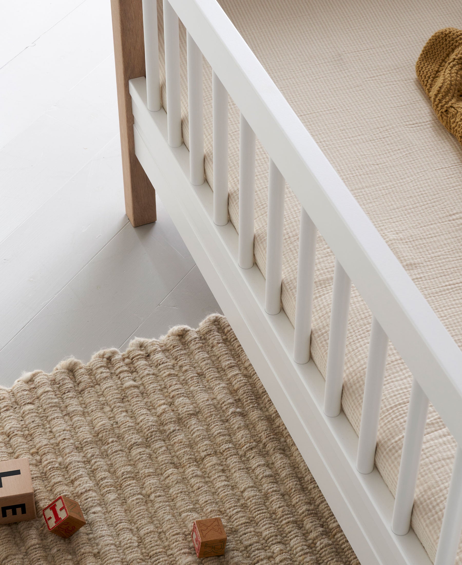 Wood Mini+ Cot Bed Incl. Junior Kit | White/Oak