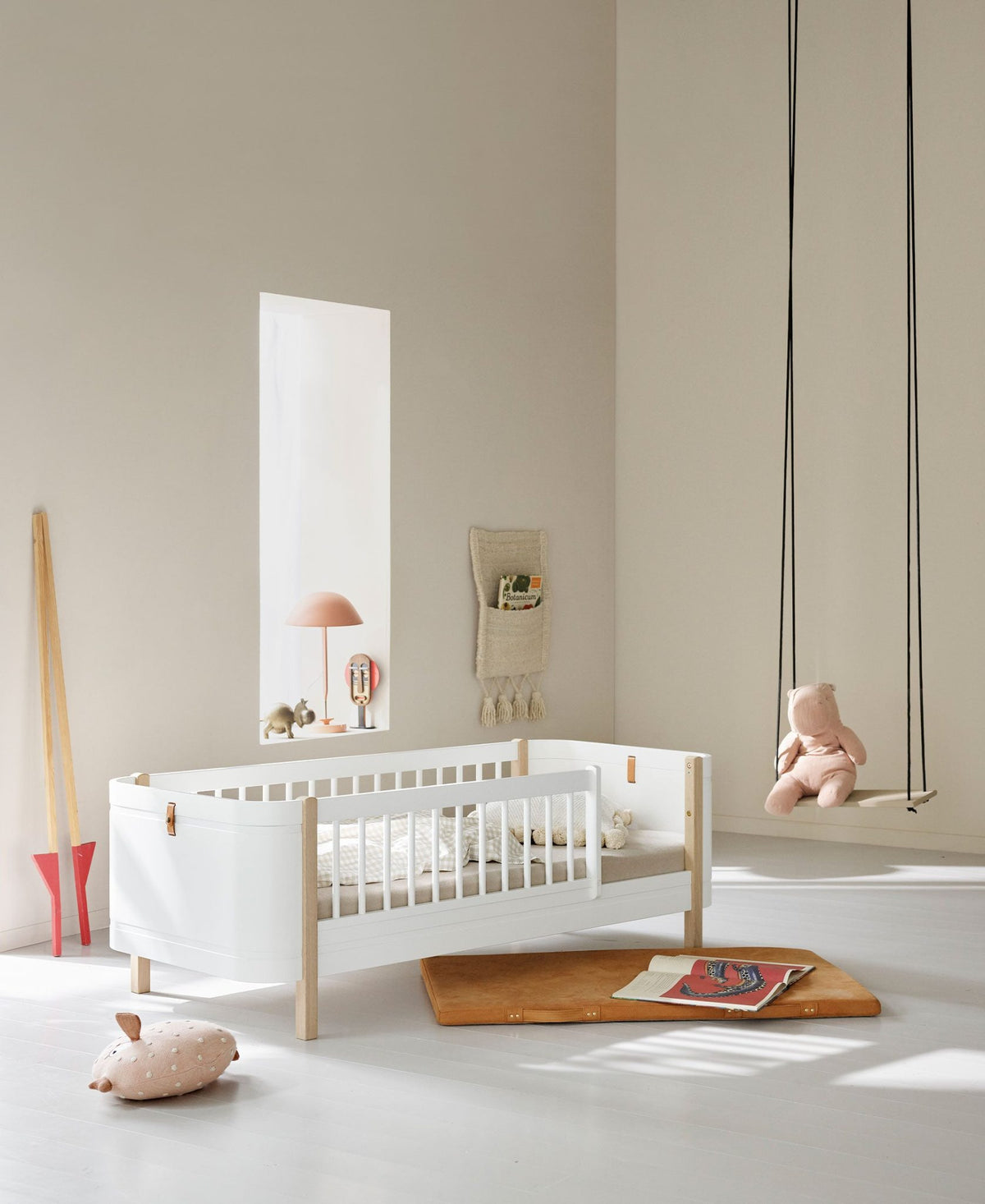 Oliver Furniture Wood Mini+ Cot Bed, white/oak – detail of the moulded birch frame
