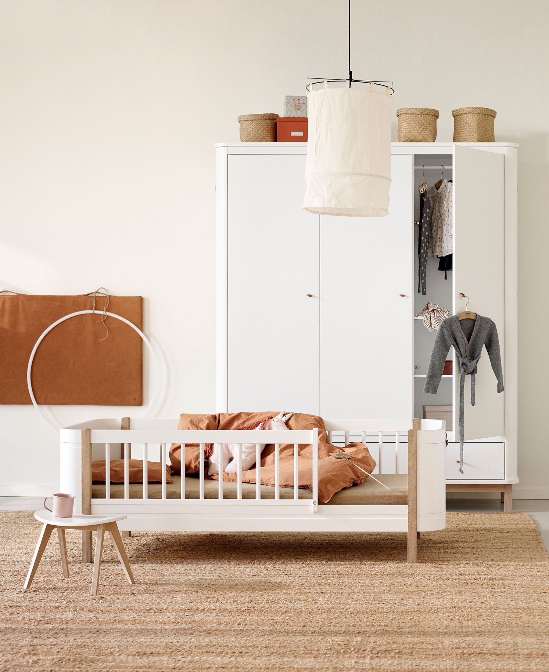 Wood Mini+ Cot Bed Incl. Junior Kit | White/Oak