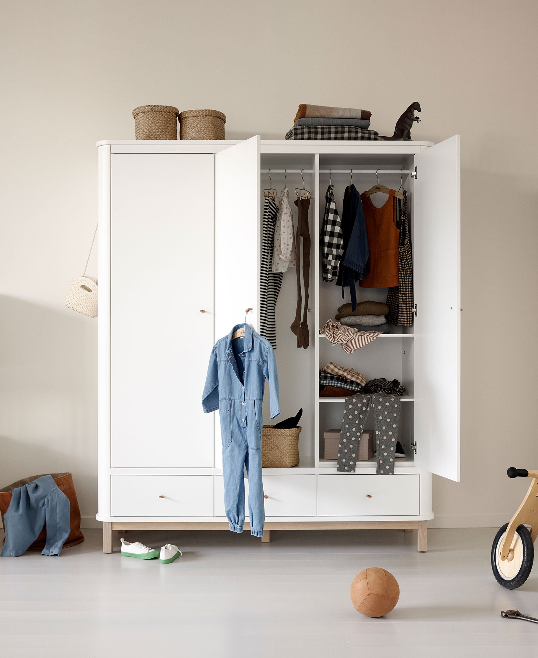 Oliver Furniture Wood 3-deurs kledingkast met planken.