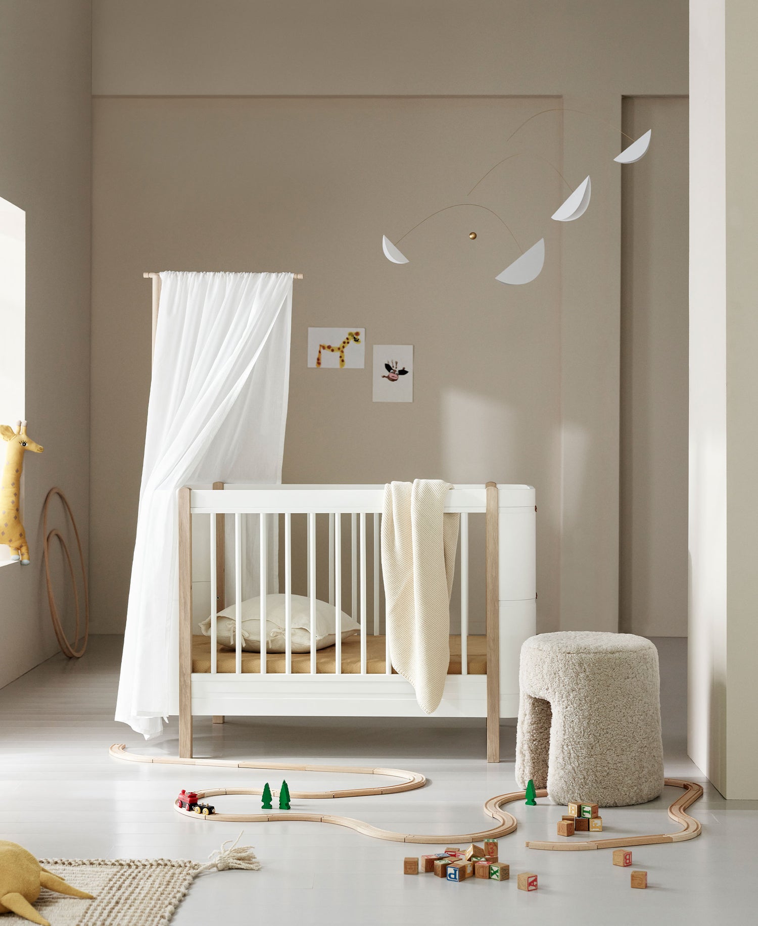 Wood Mini+ Cot Bed Incl. Junior Kit | White/Oak