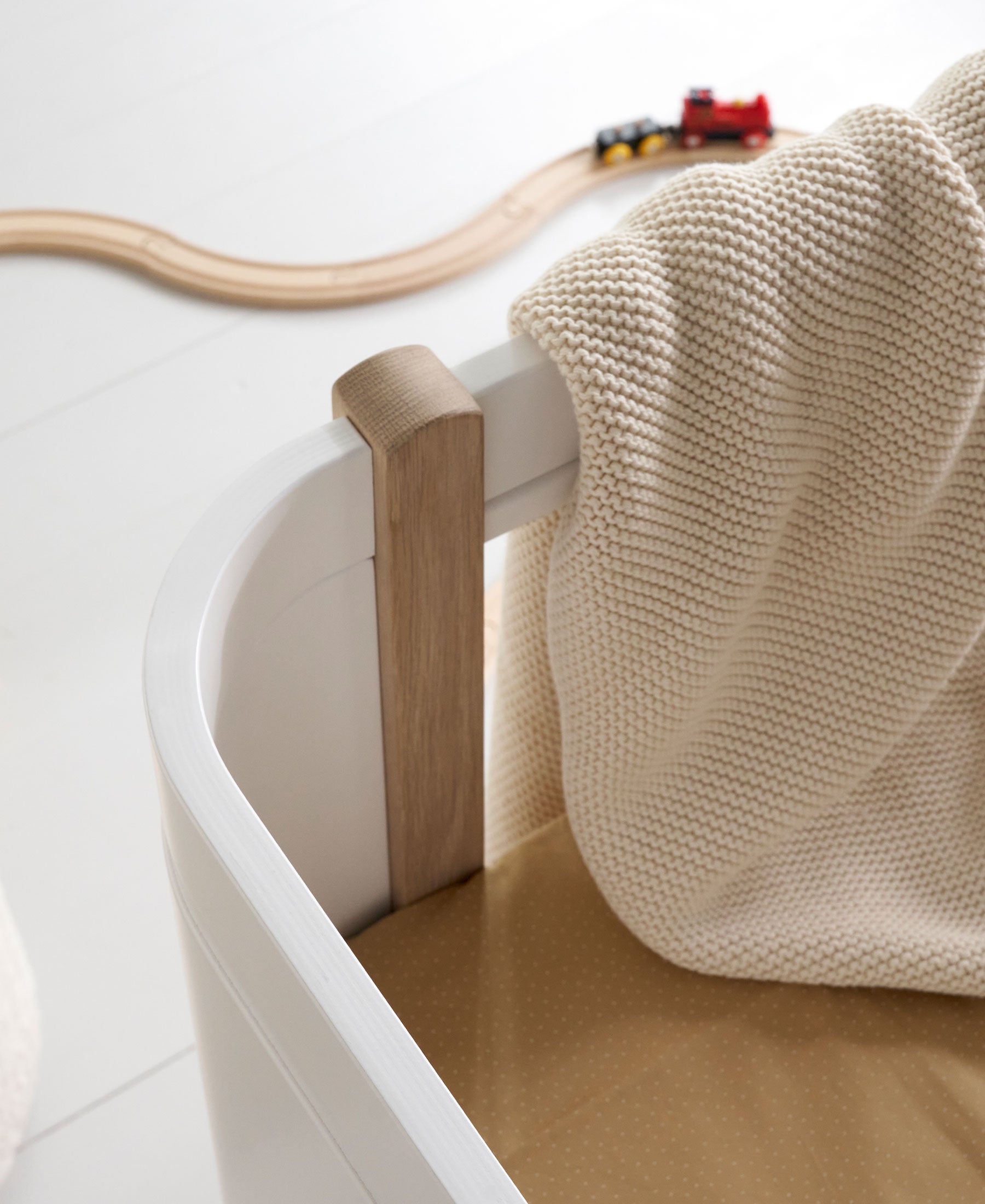 Wood Mini+ Cot Bed Incl. Junior Kit | White/Oak