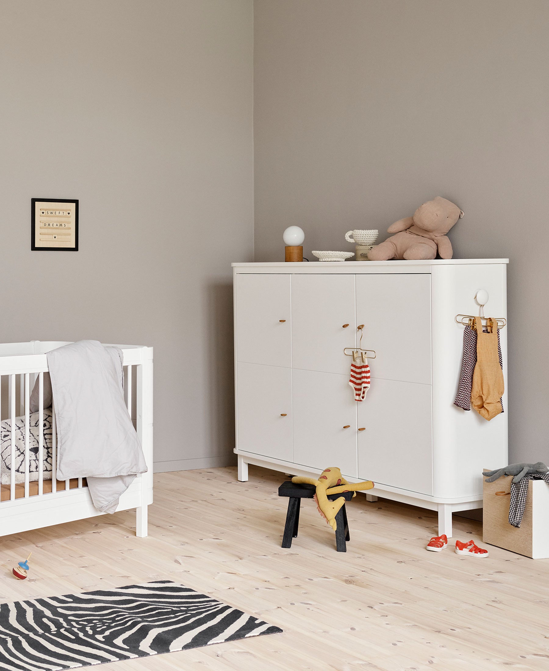 Oliver Furniture 3-deurs cupboard in wit.