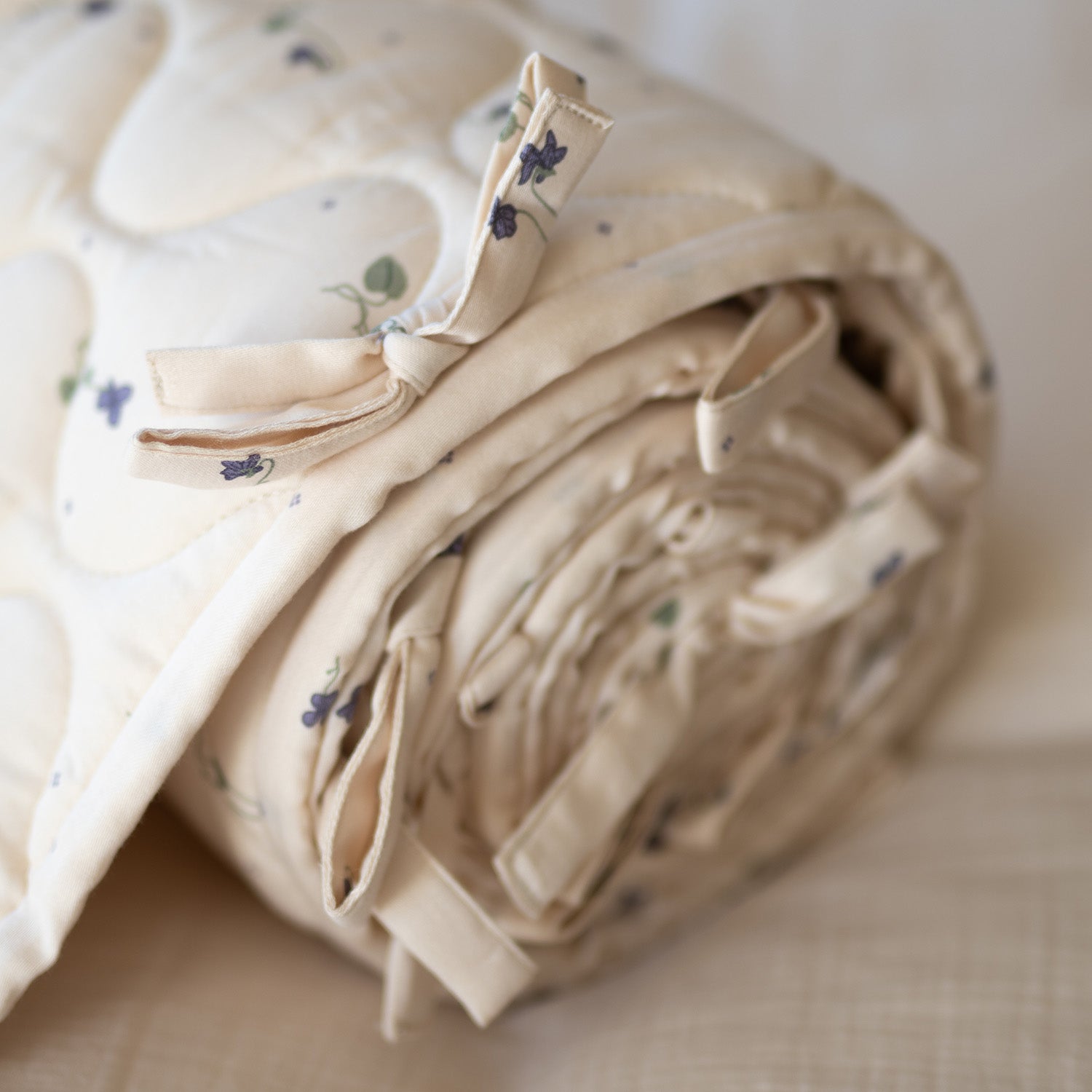 Satijnen Gewatteerde Wiegbumper – Viola