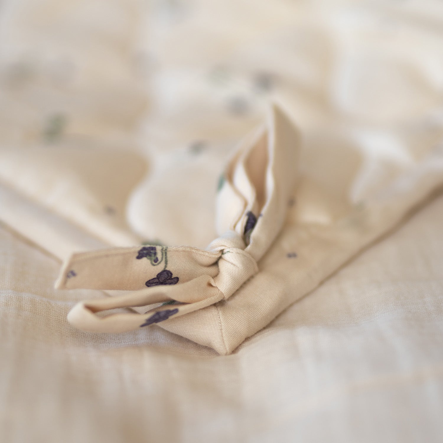 Satijnen Gewatteerde Wiegbumper – Viola