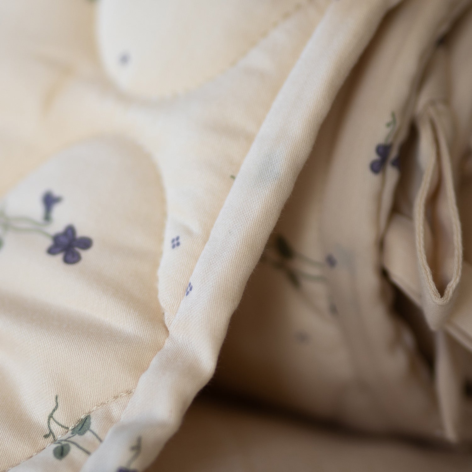 Satijnen Gewatteerde Wiegbumper – Viola