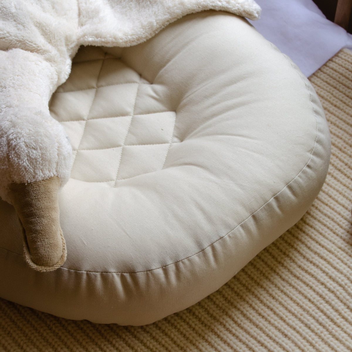 Amazing Maize Cocoon Baby Lounger in Fog Grey, detail view