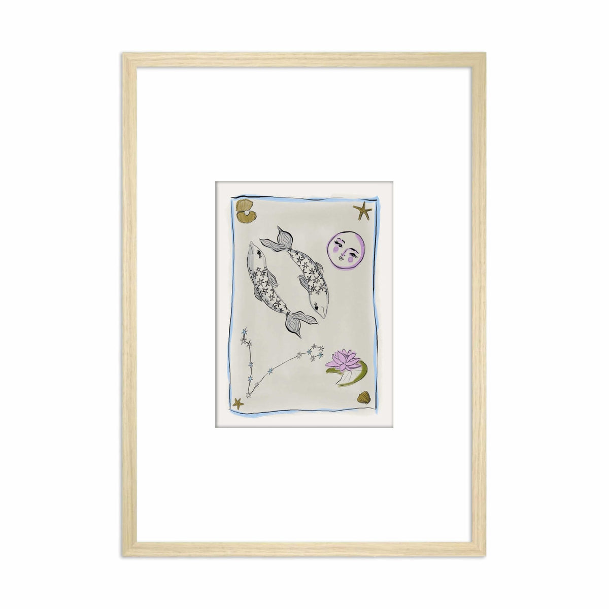 Ingelijste Hazel & George Vissen-poster met twee gevlekte vissen, een maangezicht en een lotusbloem op een lichte achtergrond met blauwe rand, in een lichte houten lijst