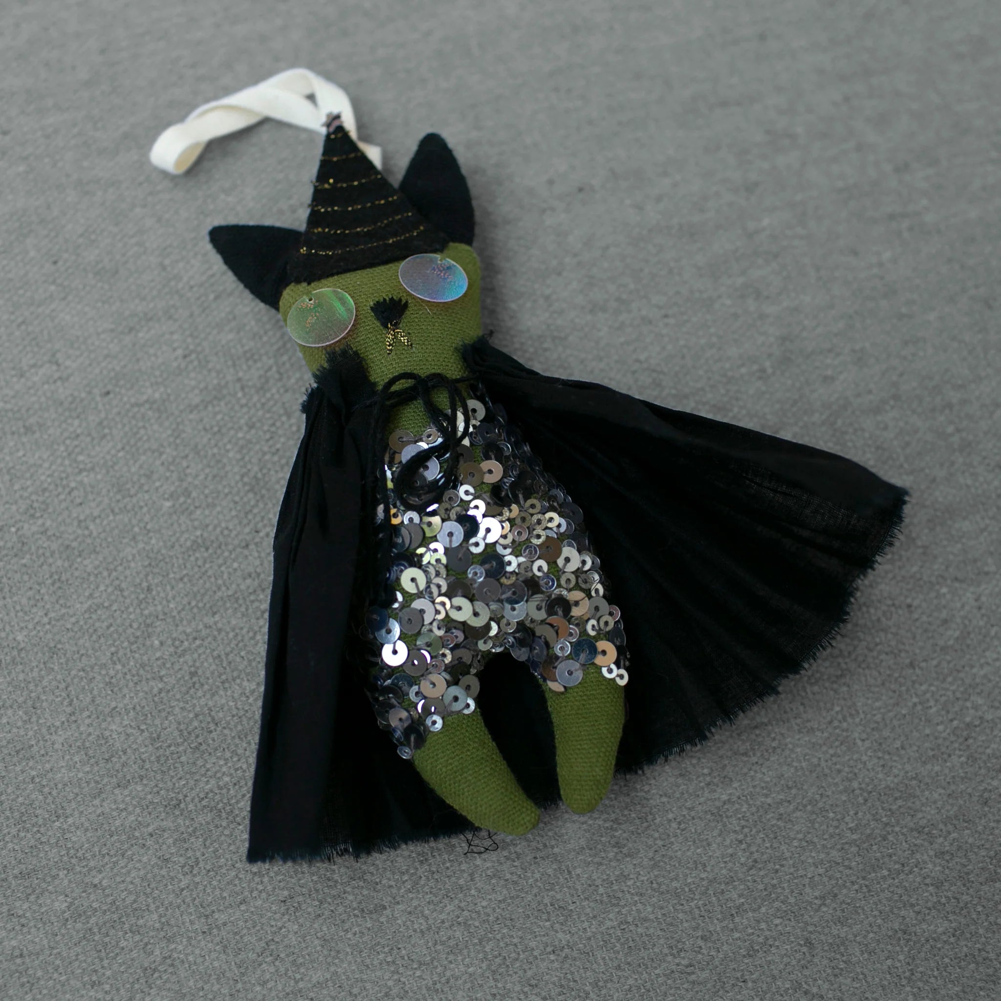 Elphaba Token, Ornament