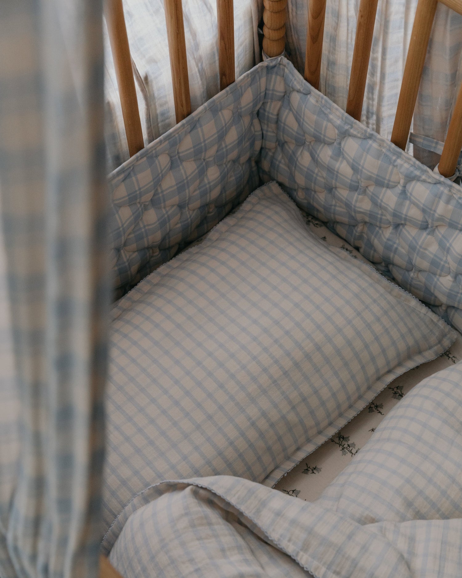 Satijnen Gewatteerde Wiegbumper Plaid Blue Sky 