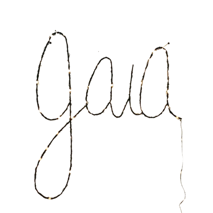 Gepersonaliseerd naamwoord van gebogen staaldraad (1-6 letters), met koperkleurige LED-verlichting, Zoé Rumeau — uniek handgemaakt wandaccessoire voor de kinderkamer.