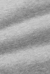 Close-up van de Gray Label Baby Cardigan in Grey Melange, met de stofstructuur in beeld
