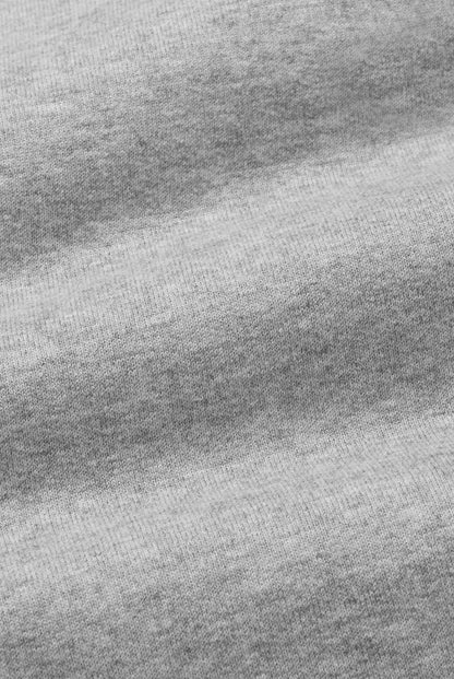 Close-up van de Gray Label Baby Cardigan in Grey Melange, met de stofstructuur in beeld
