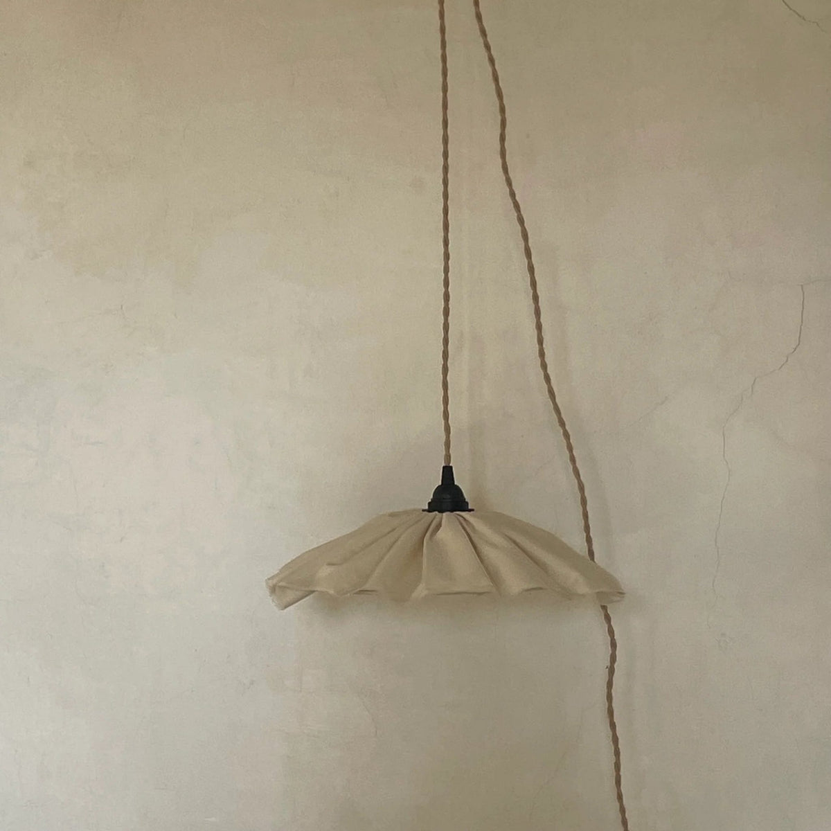 Close-up of Poppy Pendant Lamp - Blanco by Chamusquina