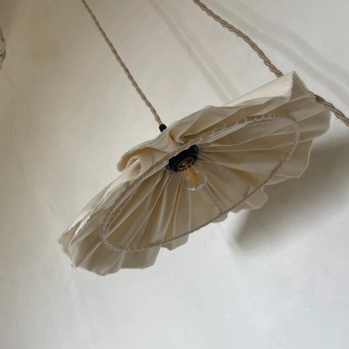 Another view of Poppy Pendant Lamp - Blanco by Chamusquina
