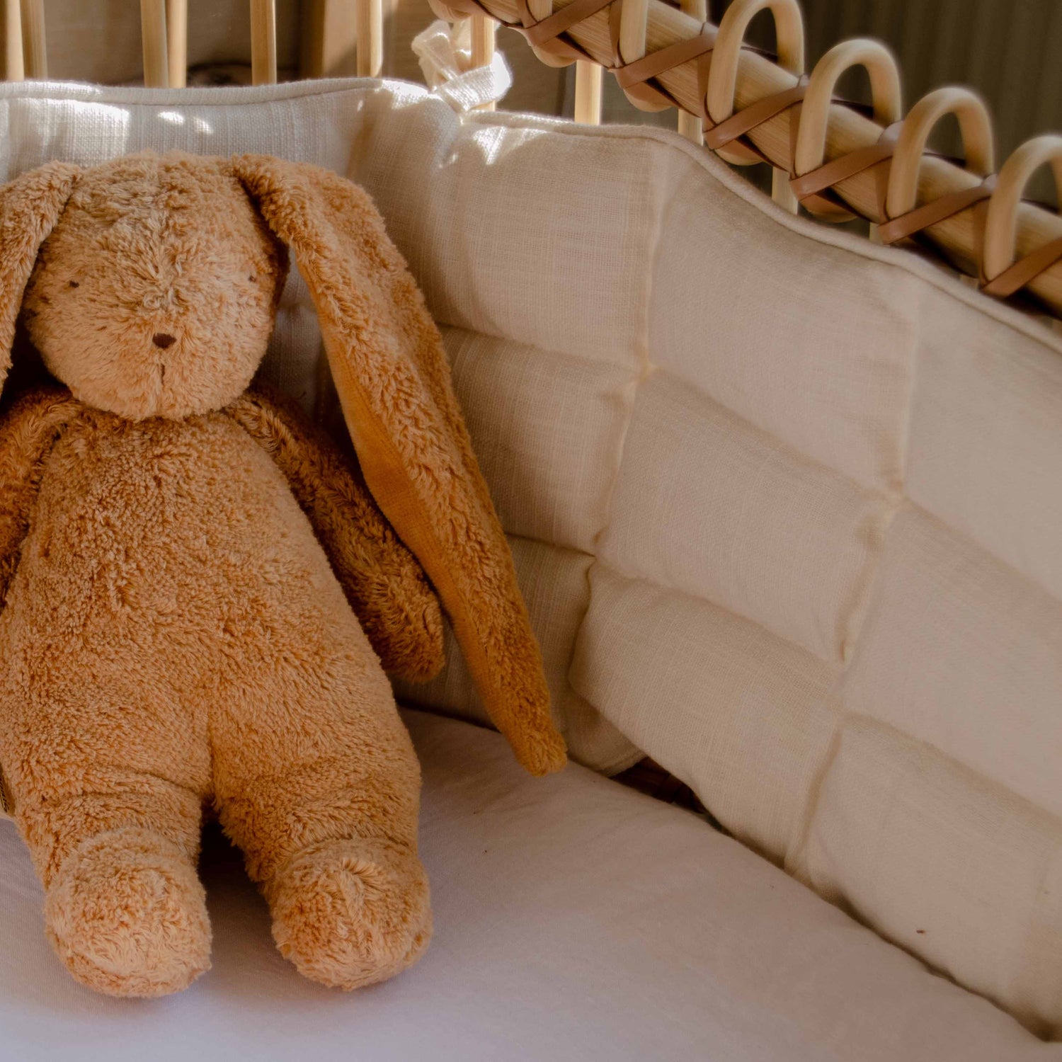 Crib bed bumper in kapok