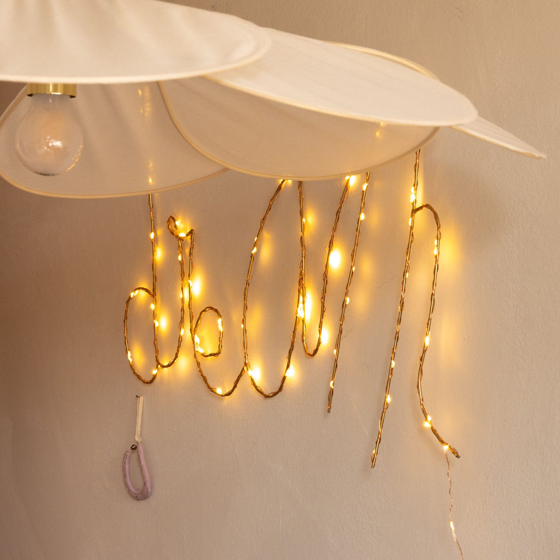 Handgemaakte gouden wandlamp met het woord &