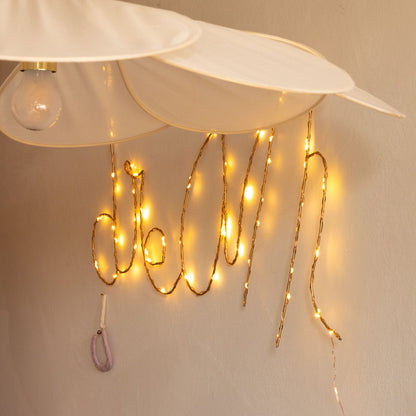Handgemaakte gouden wandlamp met het woord &