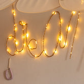 Handgemaakte gouden wandlamp met het woord &