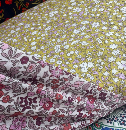 Diverse bloemenstofjes gebruikt voor Hazel &amp; George Stoffen Letters, waaronder de Baobab Rose print in roze en bordeaux