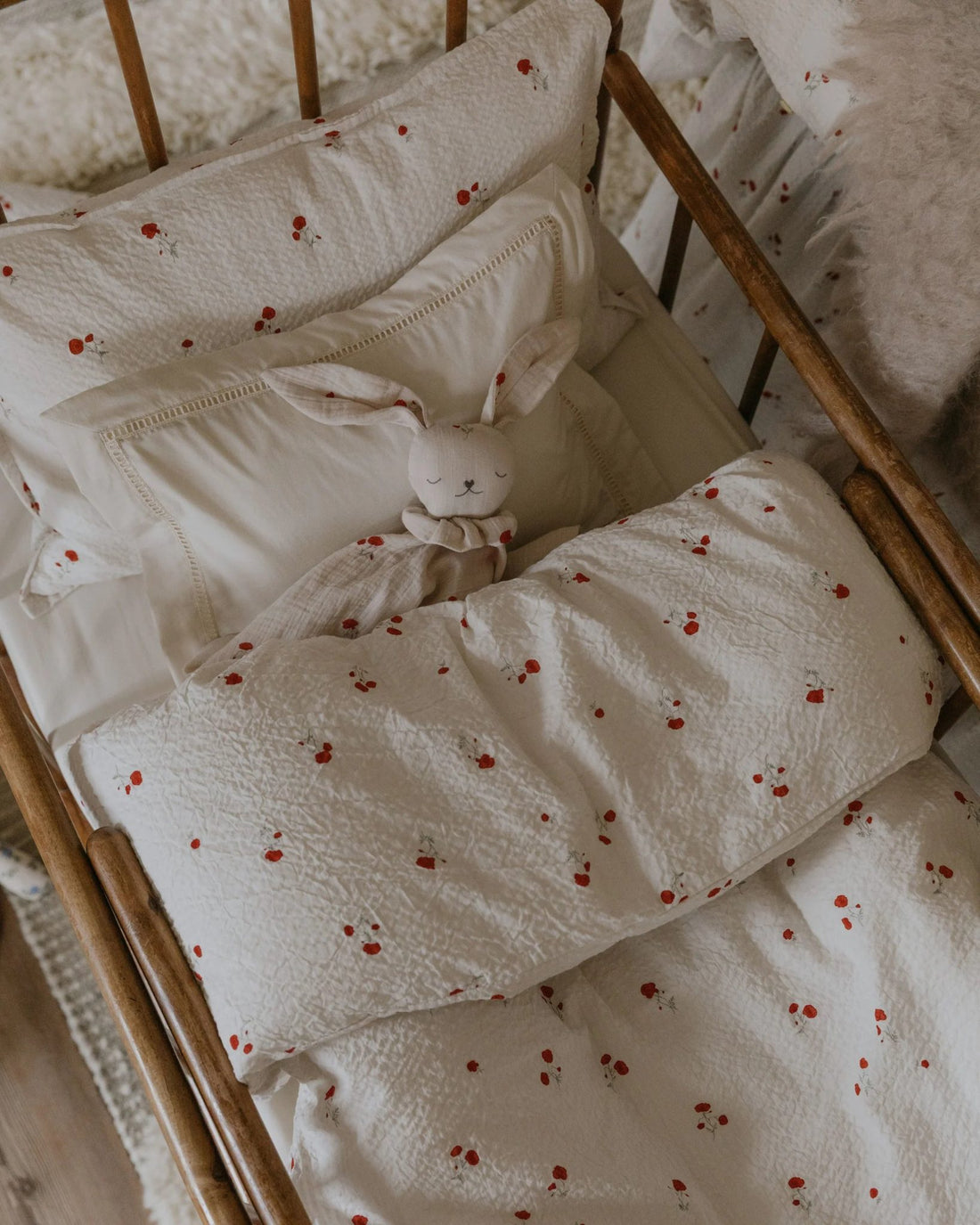 Garbo &amp; Friends Bed Set Junior Seersucker Poppy – styled on the bed