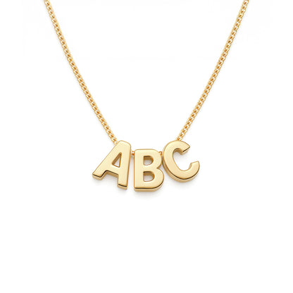 Hazel &amp; George Chunky Initiaal 14K Goud, gouden ketting met drie chunky bubble-letterhangers die ABC vormen, op een witte achtergrond
