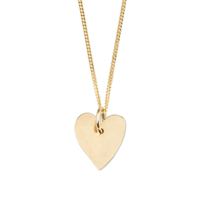 Hazel &amp; George Hart Hanger met Initiaal, gouden ketting met hartvormige hanger, achterkant met de gladde gouden achterzijde, op een witte achtergrond