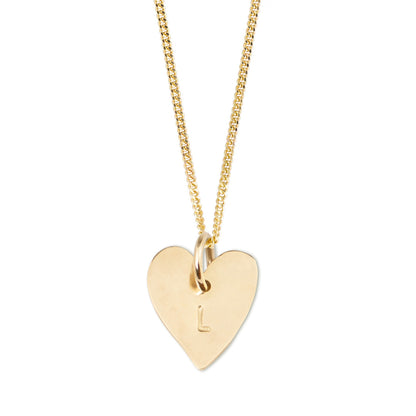 Hazel &amp; George Hart Hanger met Initiaal, gouden ketting met hartvormige hanger gegraveerd met de letter L, voorkant op een witte achtergrond