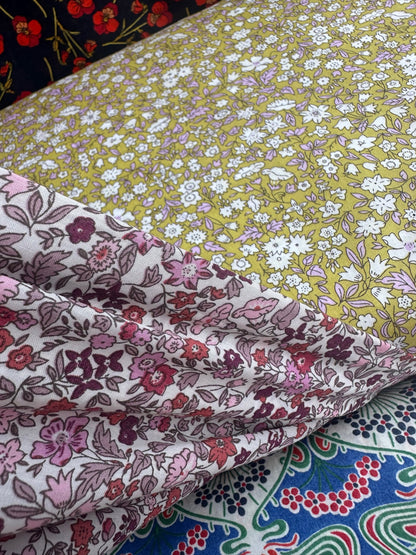 Een selectie bloemenprints van Liberty-stof voor de Hazel &amp; George Stoffen Letters, waaronder de Baobab Rose print