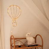 Handgemaakte gouden wandlamp in de vorm van een luchtballon, met koperkleurige LED-verlichting, Zoé Rumeau — sfeervol nachtlampje voor de kinderkamer.