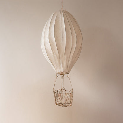 Handgemaakte gouden wandlamp in de vorm van een luchtballon met papier-maché afwerking, limited edition, Zoé Rumeau — sfeervol nachtlampje voor de kinderkamer.