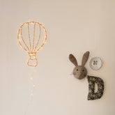 Handgemaakte gouden wandlamp in de vorm van een luchtballon, met koperkleurige LED-verlichting, Zoé Rumeau — sfeervol nachtlampje voor de kinderkamer.