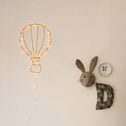 Handgemaakte gouden wandlamp in de vorm van een luchtballon, met koperkleurige LED-verlichting, Zoé Rumeau — sfeervol nachtlampje voor de kinderkamer.