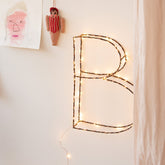 Handgemaakte lichtgevende letter van gebogen staaldraad, Zoé Rumeau – decoratief nachtlampje voor de kinderkamer.