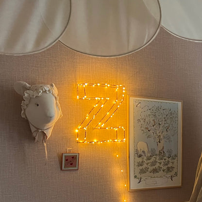 Handgemaakte lichtgevende letter van gebogen staaldraad, Zoé Rumeau — decoratief nachtlampje voor de kinderkamer.