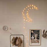 Handgemaakte zwarte wandlamp in de vorm van een maan, met koperkleurige LED-verlichting, Zoé Rumeau — sfeervol nachtlampje voor de kinderkamer.