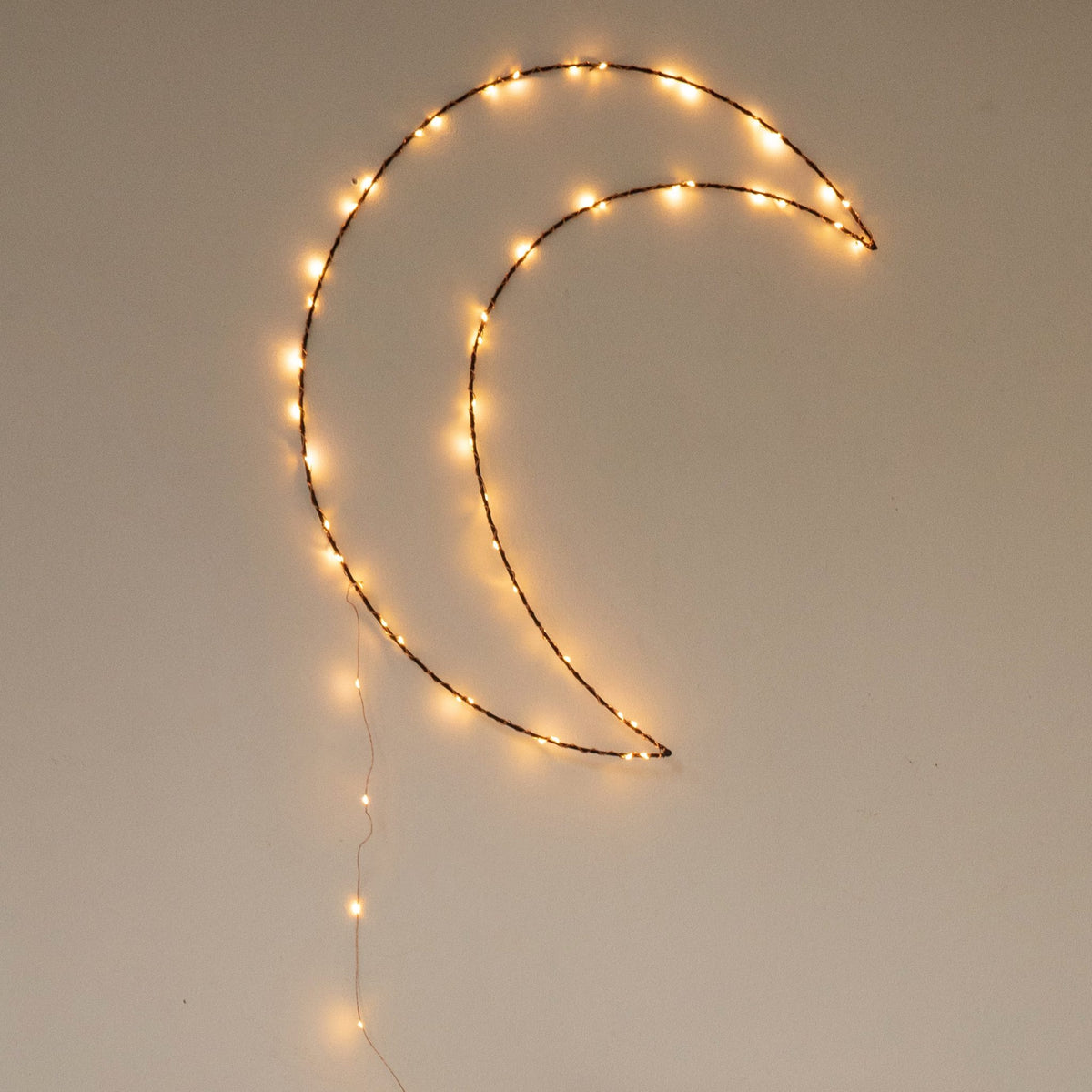 Handgemaakte zwarte wandlamp in de vorm van een maan, met koperkleurige LED-verlichting, Zoé Rumeau — sfeervol nachtlampje voor de kinderkamer.
