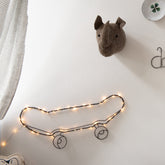 Handgemaakte wandlamp in de vorm van een skateboard, met koperkleurige LED-verlichting, Zoé Rumeau — sfeervol nachtlampje voor de kinderkamer.