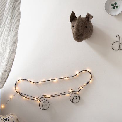 Handgemaakte wandlamp in de vorm van een skateboard, met koperkleurige LED-verlichting, Zoé Rumeau — sfeervol nachtlampje voor de kinderkamer.