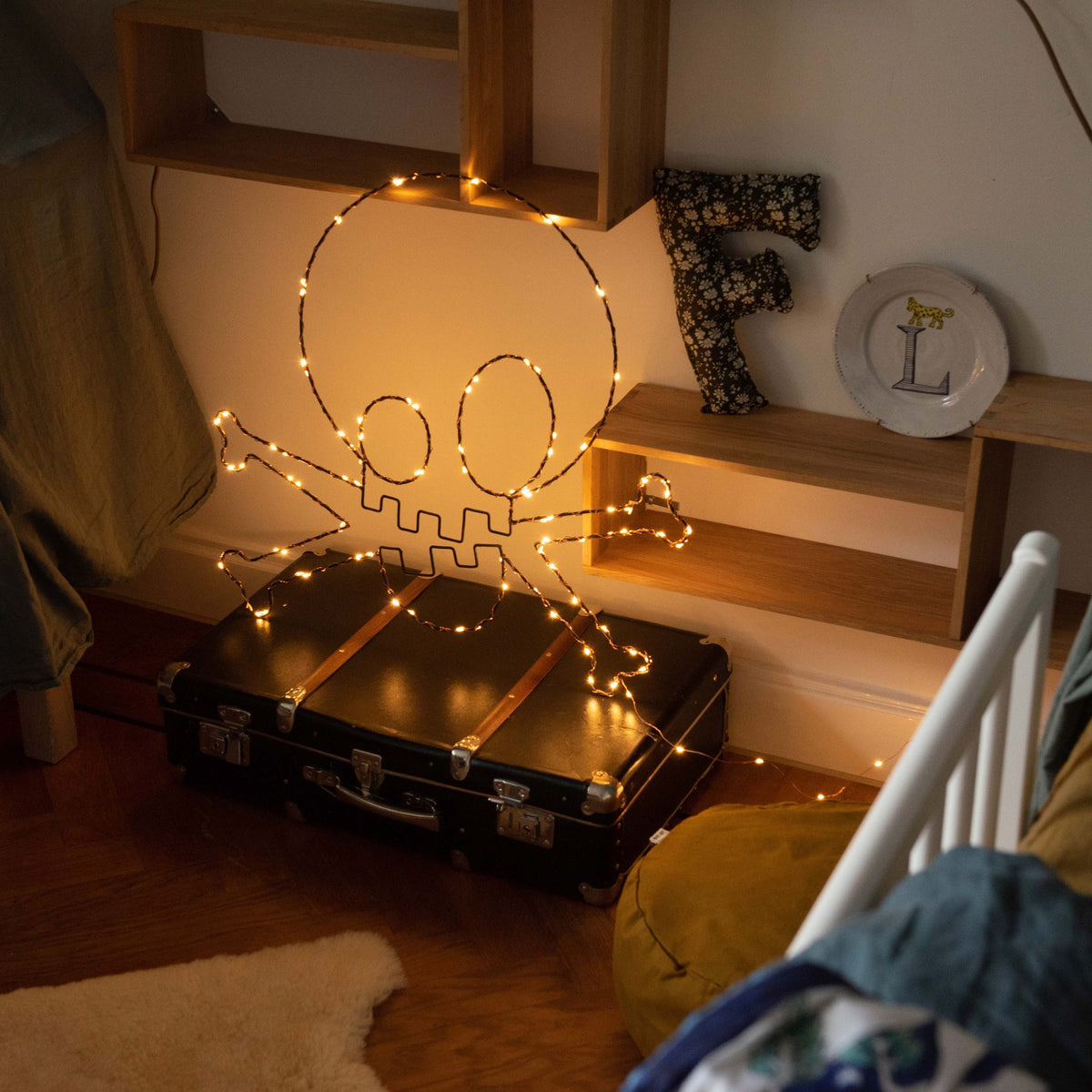 Handgemaakte zwarte wandlamp in de vorm van een schedel, met LED-verlichting, Zoé Rumeau — stoer nachtlampje voor de kinderkamer.