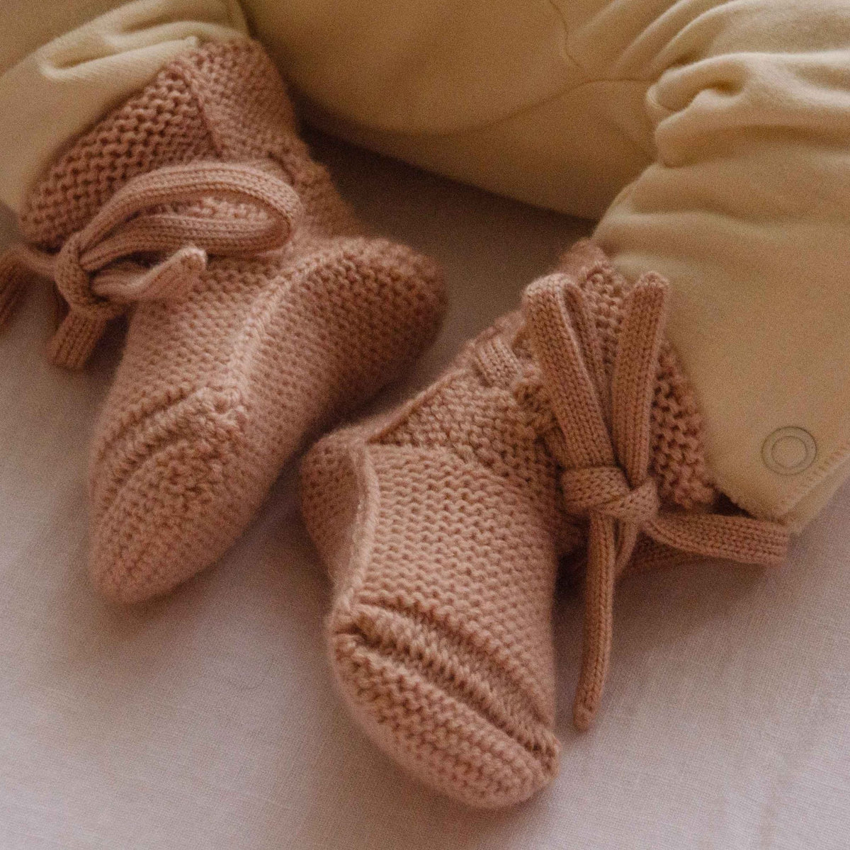 Hvid Baby Booties Apricot – merino wool baby booties, photo 4