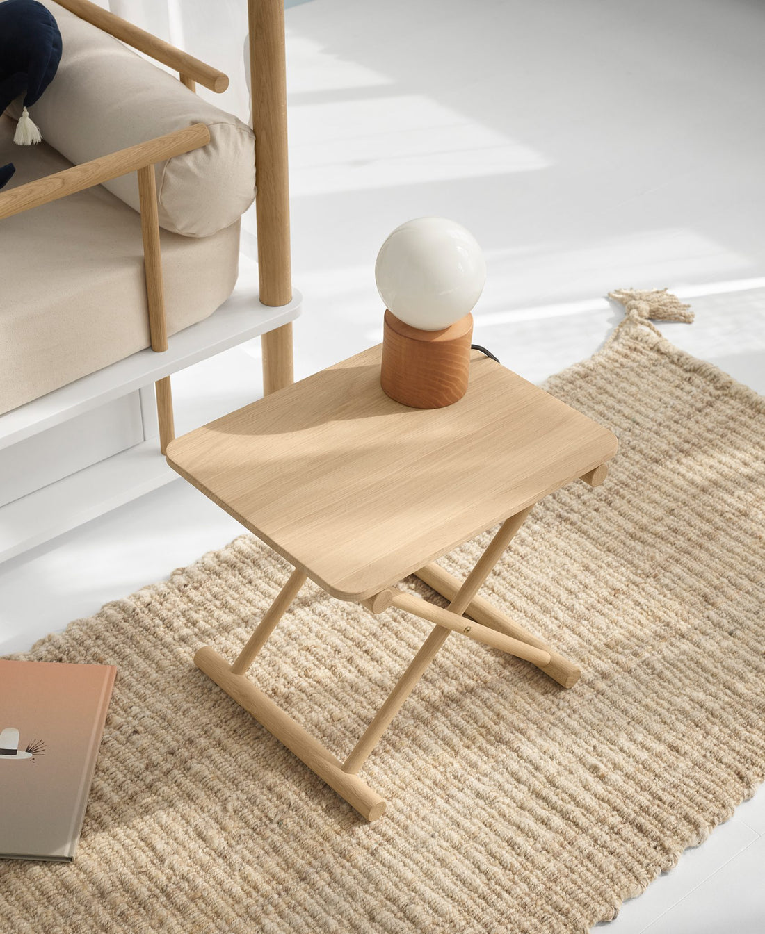 Oliver Furniture Camp Bed Table Low, Oak – detail view